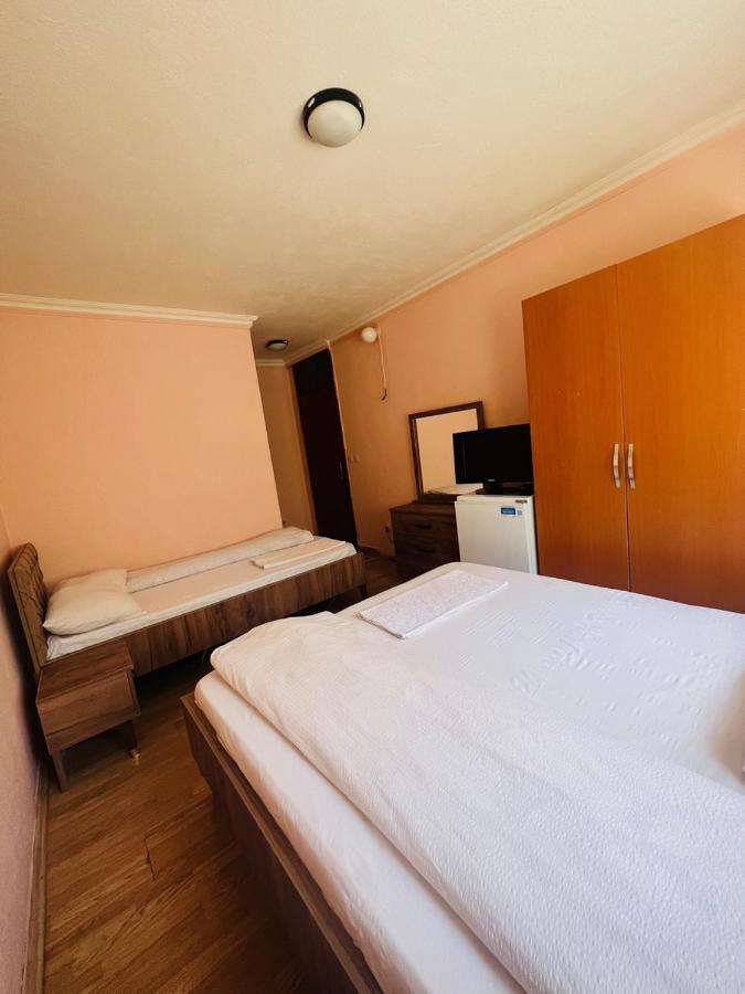Guest House Velania Priștina Exterior foto